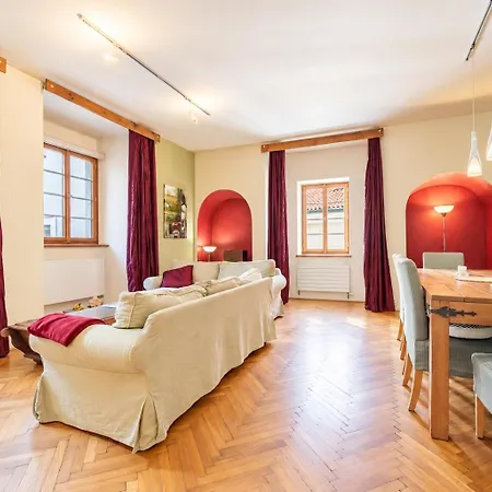 Spacious & Quiet 2-bedroom Under Castle