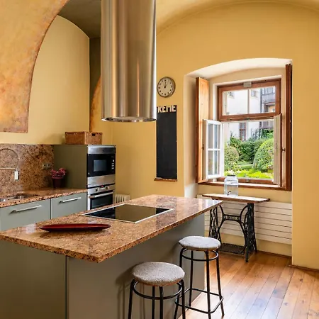 Apartmán Spacious & Quiet 2-bedroom Under Castle