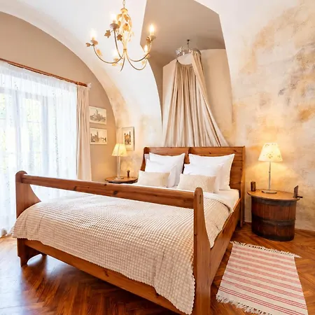 Spacious & Quiet 2-bedroom Under Castle * Praha