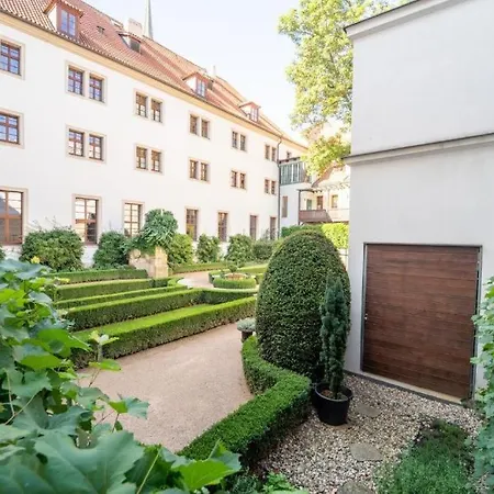 Spacious & Quiet 2-bedroom Under Castle *