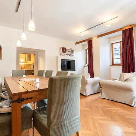 Spacious & Quiet 2-bedroom Under Castle Apartmán