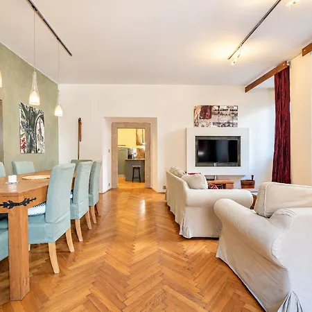Spacious & Quiet 2-bedroom Under Castle Apartmán Praha