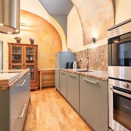 Apartmán Spacious & Quiet 2-bedroom Under Castle *