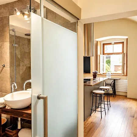 Spacious & Quiet 2-bedroom Under Castle *