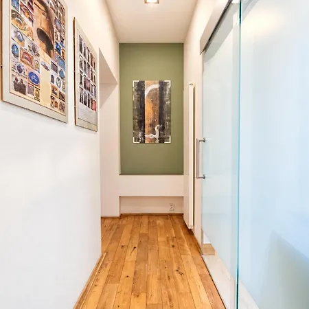 Spacious & Quiet 2-bedroom Under Castle * Praha