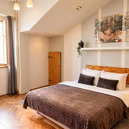 Apartmán Spacious & Quiet 2-bedroom Under Castle *