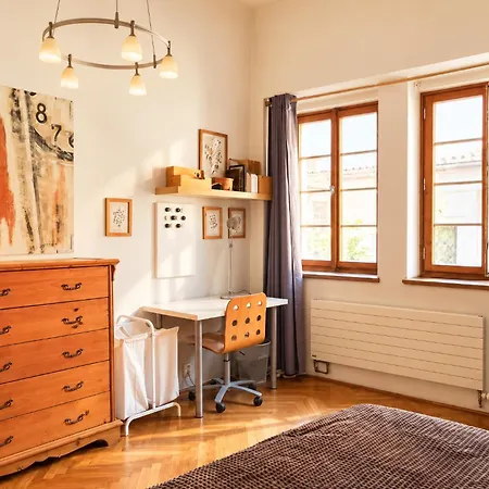 Spacious & Quiet 2-bedroom Under Castle Apartmán