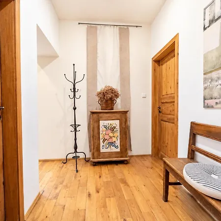 Apartmán Spacious & Quiet 2-bedroom Under Castle Praha