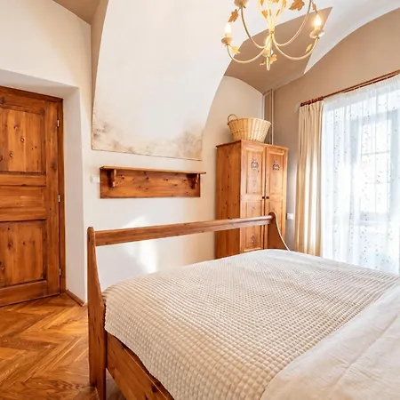 Spacious & Quiet 2-bedroom Under Castle Praha